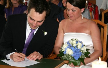 Hochzeitspaar beim Standesamt