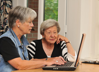 Zwei Seniorinnen am Schreibtisch mit Laptop IV