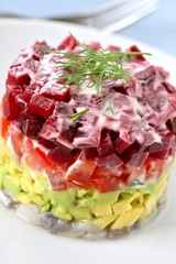 Hering Salat mit Avocado, Tomaten, rote Beete