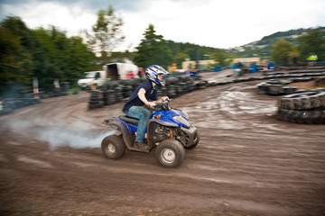 Jugendlicher ist begeistert vom Quad fahren im Regen