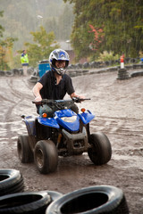 Jugendlicher ist begeistert vom Quad Fahren im Regen