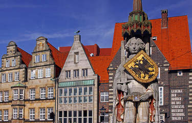 Am Marktplatz in Bremen, mit Rolandstatue - obrazy, fototapety, plakaty