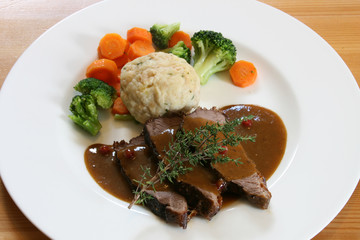 Hirschrückenbraten mit Semmelknödel und Gemüse