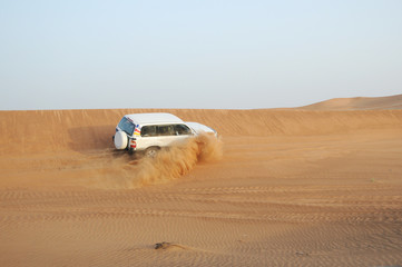 Obraz premium safari con la jeep nel deserto di dubai