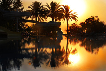 Fototapeta na wymiar Wschód słońca nad basenem