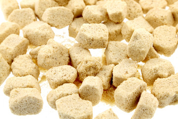 morceaux de sucre roux de fabrication artisanale