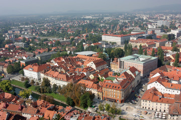 Fototapeta na wymiar Widok na Zamek w Lublanie z Lublany w Słowenii