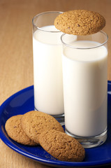 Oat cookies and milk