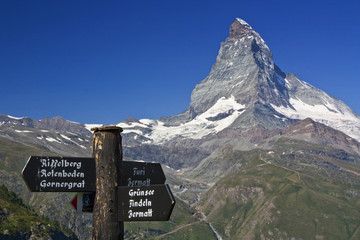 Wegweiser und Matterhorn in der Schweiz