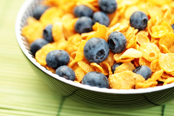 corn flakes with blueberry fruits