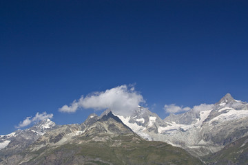 Fototapeta na wymiar Berge in den Walliser Alpen in der Schweiz.