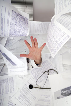docteur se noyant dans les papiers