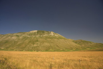 Obraz premium Castelluccio di Norcia. Arriva La sera.