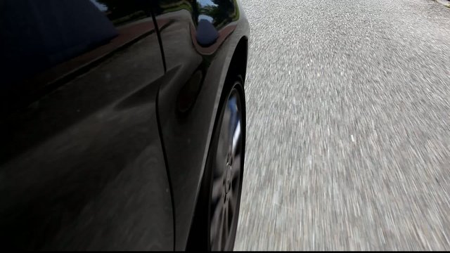 Voiture roulant sur route goudronn&eacute;e