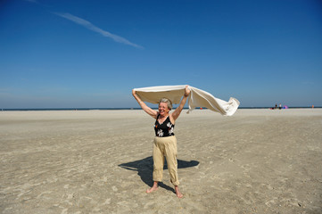 Seniorin am Strand XXXI