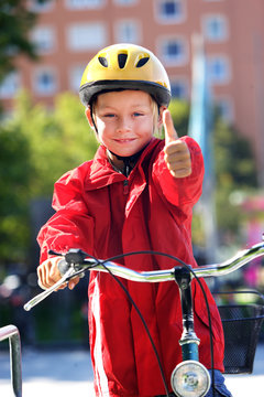 blonder Junge mit Fahrradhelm