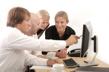 im büro chef und mitarbeiter