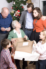 familie feiert weihnachten