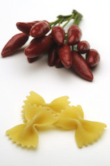 Farfalle crude con peperoncino