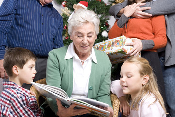 gro&szlig;mutter liest vor