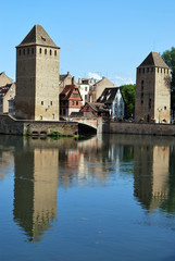 Fototapeta na wymiar Odbicie Most w Strasburgu