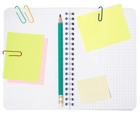 Post-it accrochés dans calepin vierge