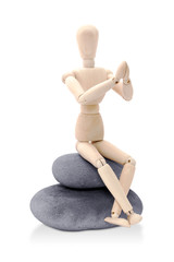 Pantin assis en posture zen