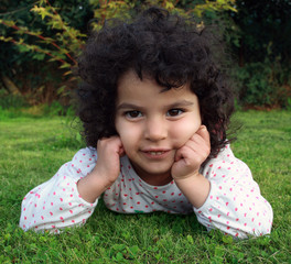 Fillette allong&eacute;e dans l'herbe