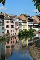 Fototapeta na wymiar Reflet dans un canal à Strasbourg
