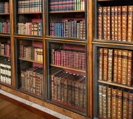 oude boeken in boekenkasten met glazen front, Victoriaanse bibliotheek