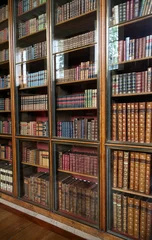 Zelfklevend Fotobehang Victoriaanse bibliotheek boekenplanken met glazen deuren © Spiroview Inc.