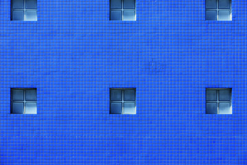 青いタイルと窓