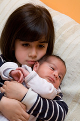 bambina e neonato