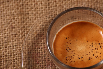 tazza di caffè su sacco di yuta