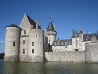 chateau au milieu de l'eau