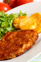 schnitzel -paniert mit Bratkartoffeln und Salat