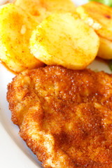 schnitzel -paniert mit Bratkartoffeln und Salat
