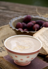 Milchkaffee und Pflaumen
