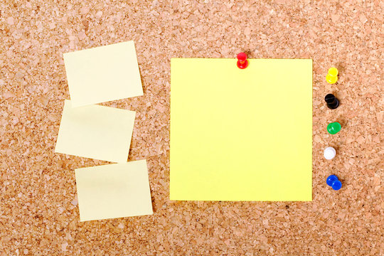 Post-it et note vierge accroch&eacute;s sur tableau en li&egrave;ge