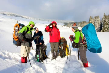 Photo sur Plexiglas Alpinisme Randonneur dans les montagnes d& 39 hiver