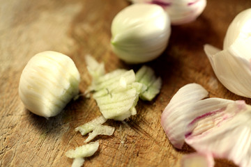 Kloblauch geschnitten auf  braunem Holzbrett