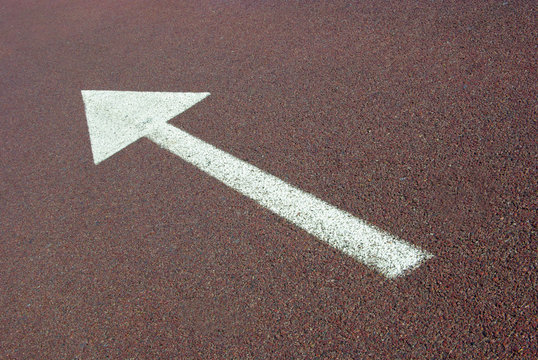 Pfeil auf Asphalt