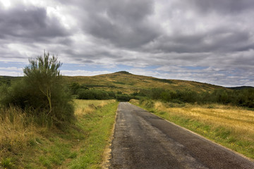 paisaje de carretera hacia la colina