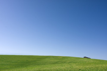 cabaña alejada en el horizonte