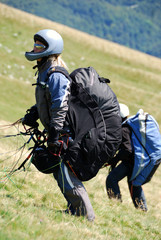 Pronta per il lancio con il parapendio