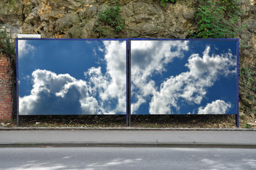 Plakatwand mit einem Wolkenhimmel