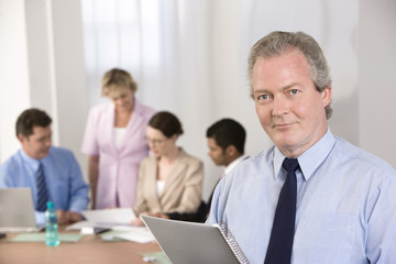 Obraz premium Portret biznesmena i jego zespołu.