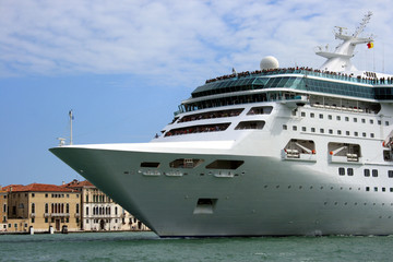 Kreuzfahrtschiff in Venedig