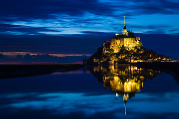 Fototapeta premium Mont St. Michel reflected in the sea at night