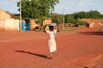 Gordijnen sur une route du Burkina © Somwaya